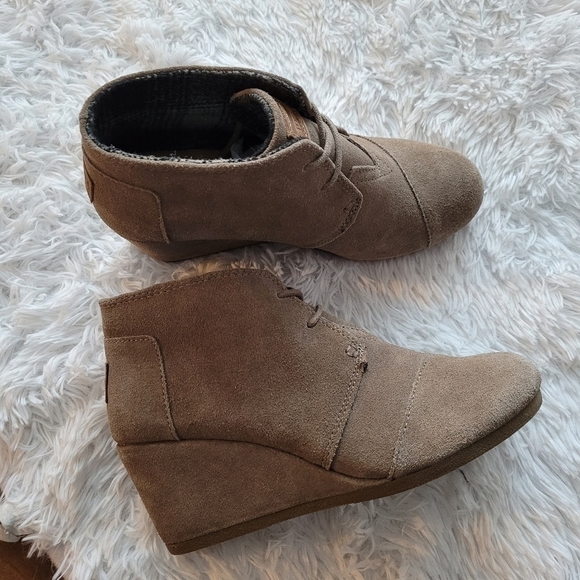 Tom's Desert Wedge Booties - Picture 4 of 9